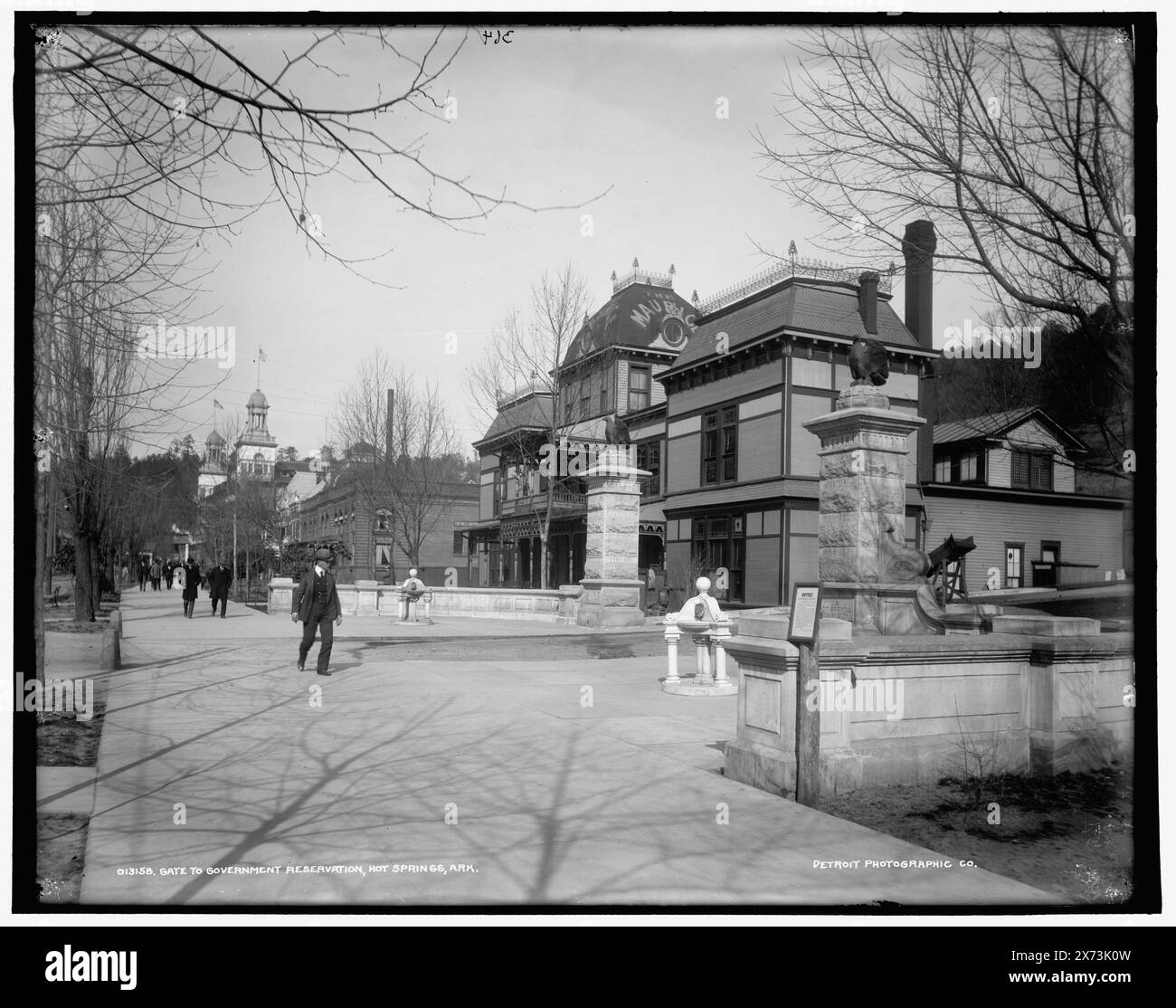 Gate to Government Reservation, Hot Springs, Ark., Datum basiert auf Detroit, Katalog J (1901) und negativ D4-13157., '364' auf negativ., Detroit Publishing Co.-Nr. 013158., Geschenk; State Historical Society of Colorado; 1949, Nationalparks & Reserves. , Gates. , Kurorte. , Usa, Arkansas, Hot Springs. Stockfoto