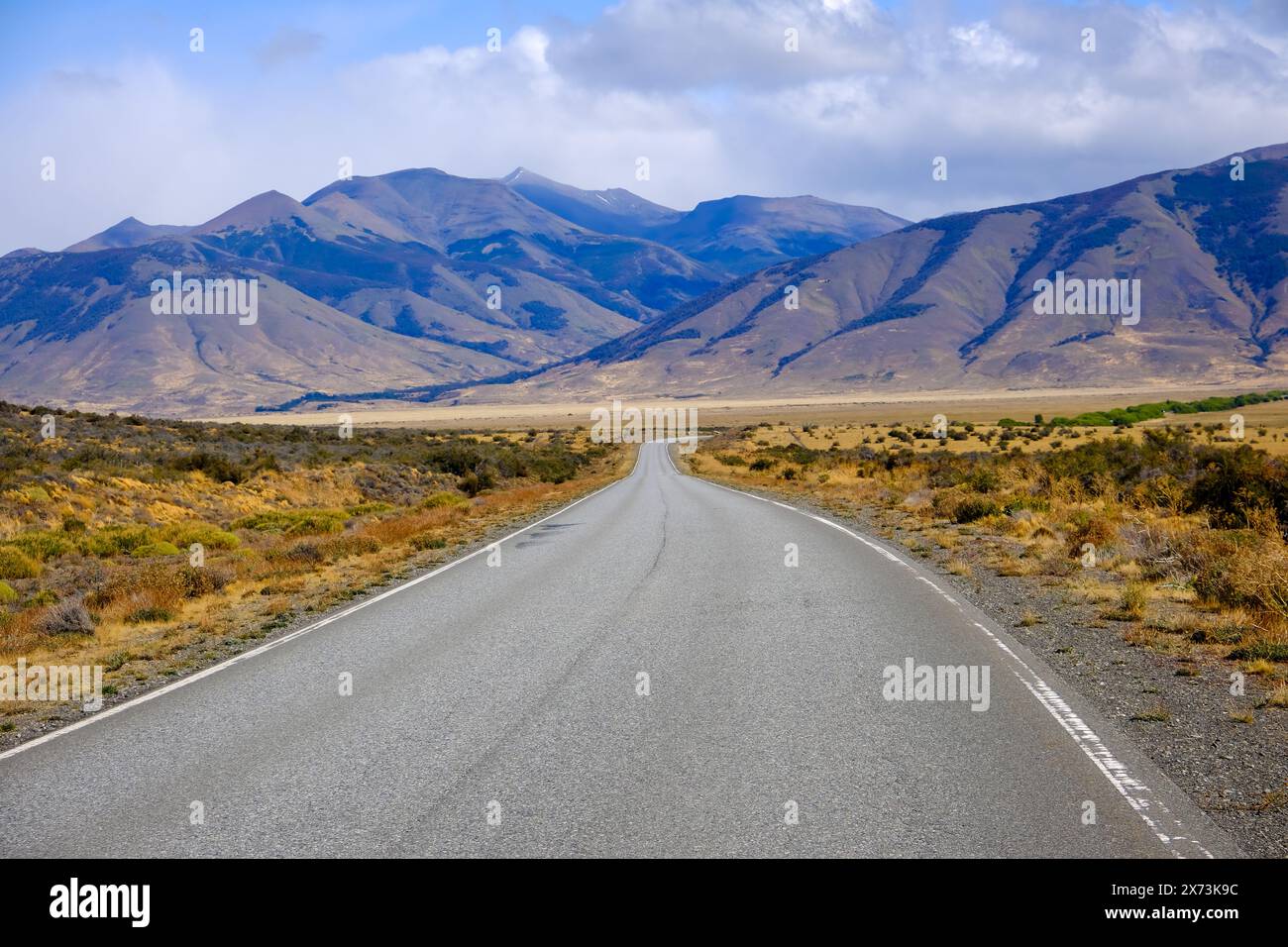 El Calafate, Patagonien, Argentinien - Straße R11 mit wenig Verkehr zwischen dem Perito Moreno Gletscher und El Calafate vor einer Berglandschaft, t Stockfoto