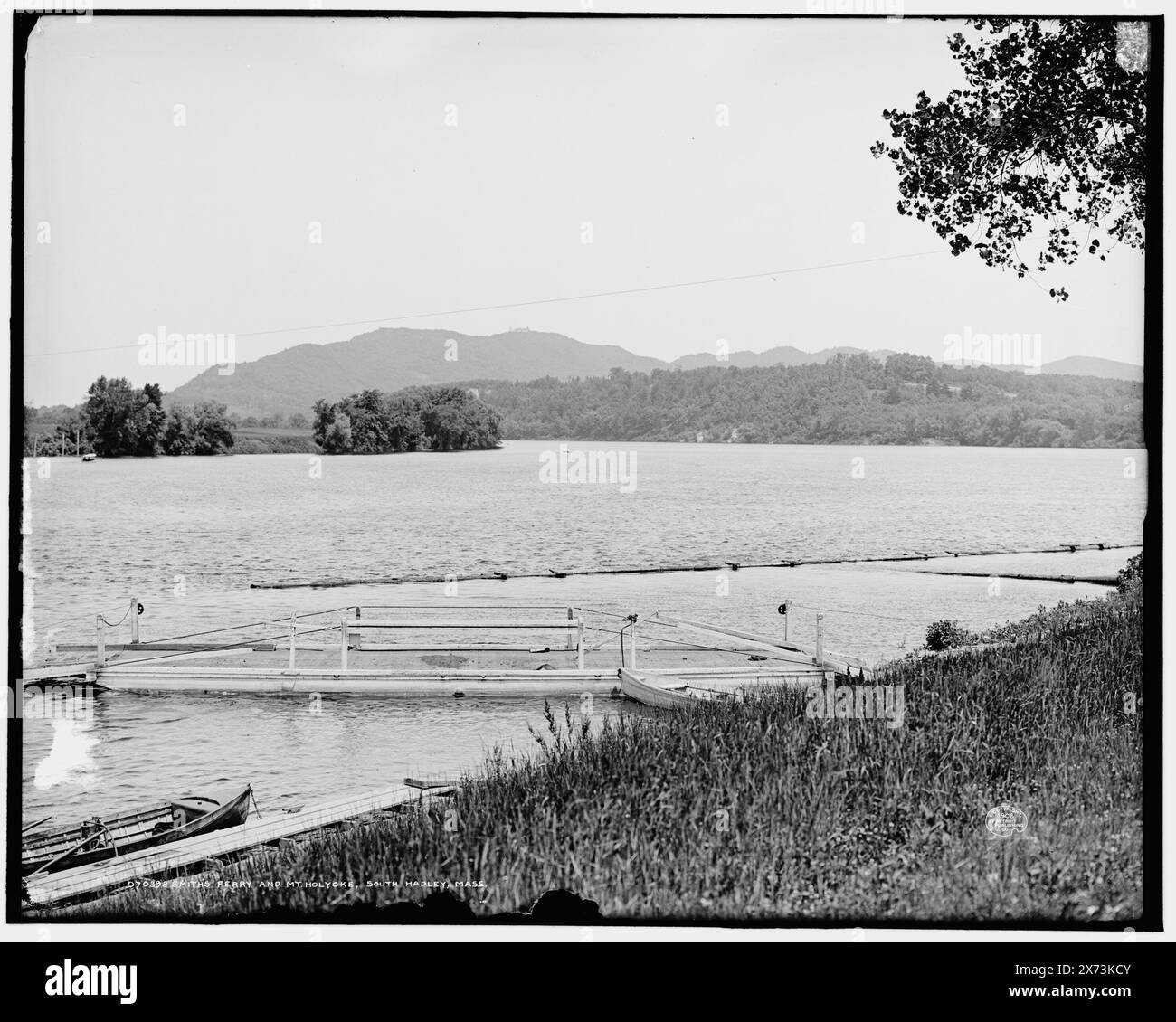 Smith's Ferry und Mt. Mount Holyoke, South Hadley, d. h. Holyoke, Mass., '4107' auf negativ. Detroit Publishing Co.-Nr. 070392., Geschenk; State Historical Society of Colorado; 1949, Rivers. , Piers & Kais. , Berge. , Usa, Massachusetts, Holyoke. Usa, Massachusetts, Holyoke Range. Stockfoto