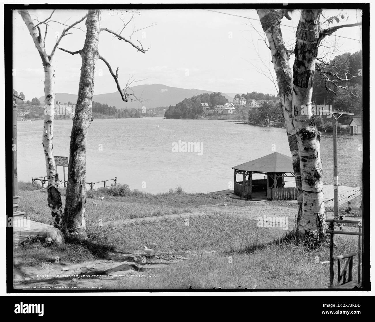 Lake Flower, Lake Saranac, Adirondack MTS., N.Y., 'G 5410' auf negative., Detroit Publishing Co.-Nr. 071220., Gift; State Historical Society of Colorado; 1949, Lakes & Ponds. , Pavillons. , Usa, New York (Bundesstaat), Saranac Lake. , Usa, New York (Bundesstaat), Flower Lake. , Usa, New York (Bundesstaat), Adirondack Mountains. Stockfoto