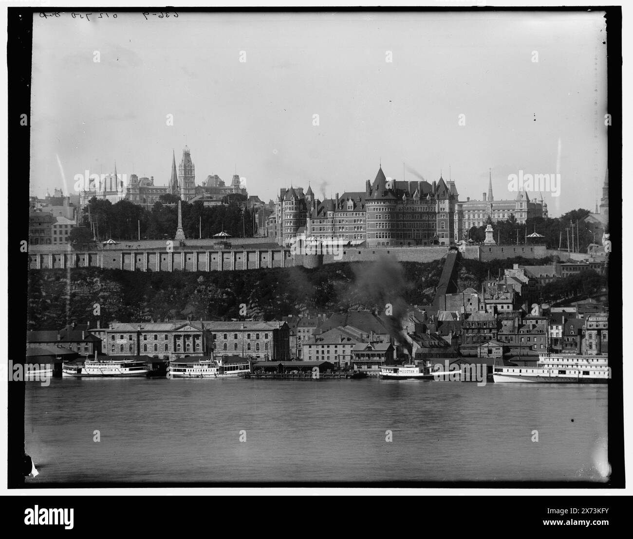 Quebec und das Chateau Frontenac aus Levis, Quebec, entsprechende Glastransparenz (mit demselben Seriencode) auf Videobildschirm 1A-29467., Titel und Datum aus Detroit, Katalog J (1901)., '636-9' und 'dup' auf negativ; '636-8' auf Transparency., Detroit Publishing Co.-Nr. 012750., Geschenk; State Historical Society of Colorado; 1949, Hotels. , Uferpromenade. , Kanada, Québec (Provinz), Québec. Stockfoto