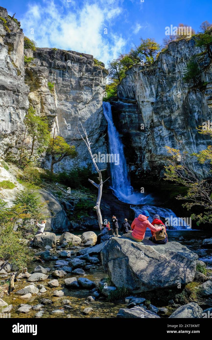 El Chaltén, Patagonien, Argentinien - Wasserfall Chorrillo del Salto im Parque Nacional Los Glacieres. El Chaltén bietet den direktesten Zugang zum Stockfoto