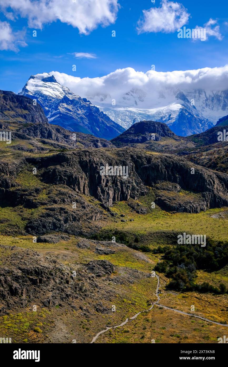 El Chaltén, Patagonien, Argentinien - El Chaltén mit Blick auf das Fitz Roy-Massiv. El Chaltén bietet den direktesten Zugang zu den Bergmassiven von Stockfoto