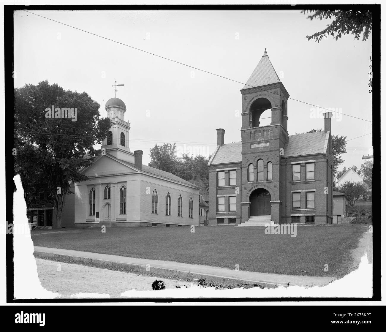 Court House & Congregational Church, Plymouth, N.H., Titel aus Jackett, '4371' auf negativ. Detroit Publishing Co.-Nr. 034992., Geschenk; State Historical Society of Colorado; 1949, Courthouses. , Gemeindekirchen. , Usa, New Hampshire, Plymouth. Stockfoto