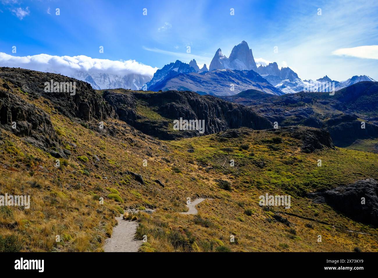 El Chaltén, Patagonien, Argentinien - El Chaltén mit Blick auf das Fitz Roy-Massiv. El Chaltén bietet den direktesten Zugang zu den Bergmassiven von Stockfoto
