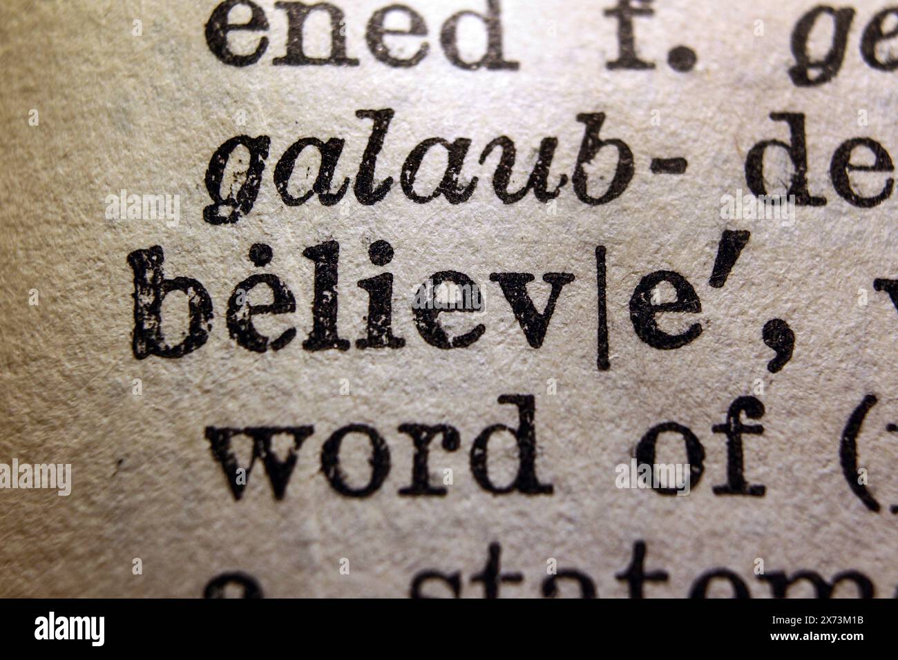 Word Believe auf Wörterbuchseite, Makronaht Stockfoto