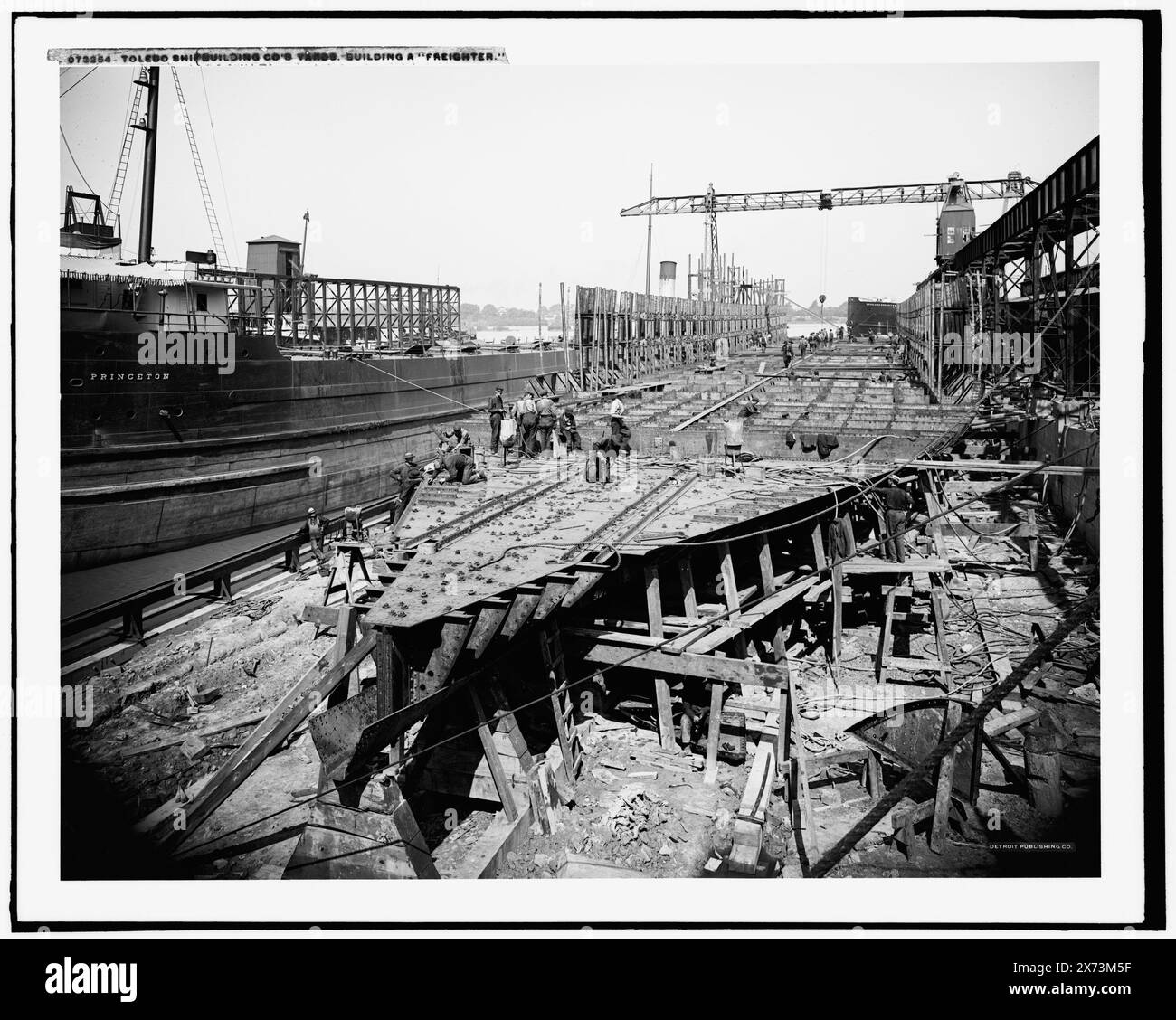 Toledo Shipbuilding Co. Baut einen Frachter, 'Princeton' auf Frachter ganz links, Detroit Publishing Co 073254., Geschenk; State Historical Society of Colorado; 1949, Boat & Ship Industry. , Frachtschiffe. , Usa, Ohio, Toledo. Stockfoto