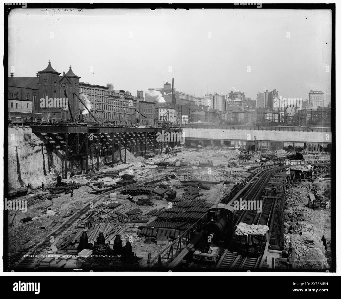 The Big Pennsylvania Hole (für Station), N.Y., negativ durchbrochen und auf die zweite Glasplatte geklebt., 'G 4895' auf negativ. Detroit Publishing Co.-Nr. 070693., Geschenk; State Historical Society of Colorado; 1949, Railroad Construction & Maintenance. , Bahnhöfe. , Usa, New York (Bundesstaat), New York. Stockfoto