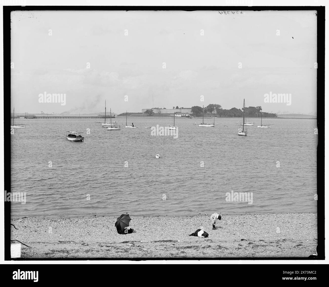 Fort Independence aus dem Haupthaus, City Point, Boston, Mass., Titel aus Jacke. im Marine Park mit Blick auf Pleasure Bay, Detroit Publishing Co.-Nr. 034384., Geschenk; State Historical Society of Colorado; 1949, Segelboote. , Forts & Fortifications. , Strände. , Parks. , Usa, Massachusetts, Boston. Stockfoto