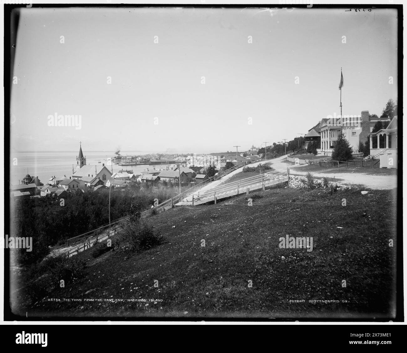 Stadt vom östlichen Ende, Mackinac Island, The Detroit Publishing Co. No 03782., Gift; State Historical Society of Colorado; 1949, Vereinigte Staaten, Michigan, Mackinac Island. Stockfoto