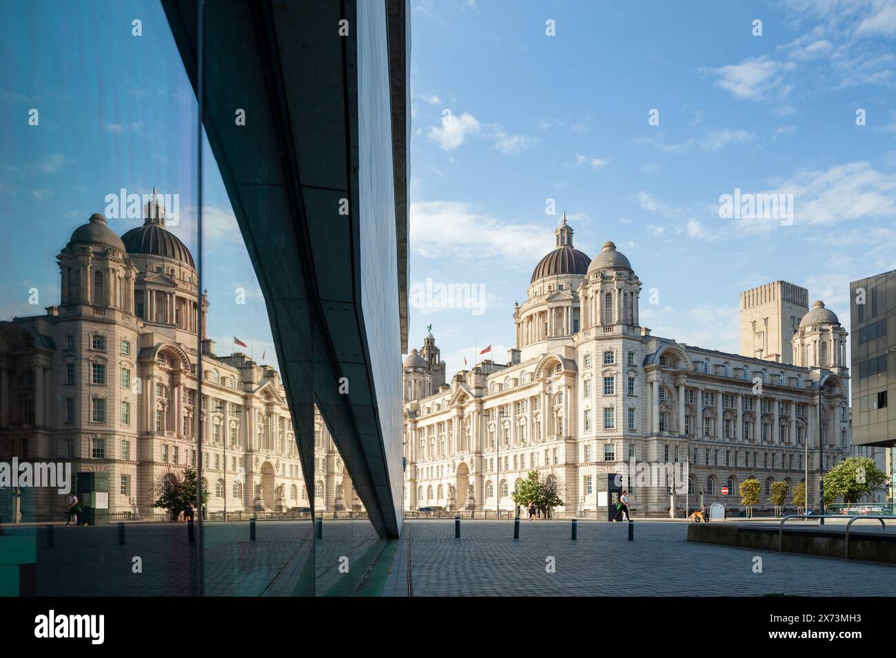 Das Gebäude des Hafens von Liverpool spiegelt sich im Liverpool Museum Window, Liverpool, England. Stockfoto