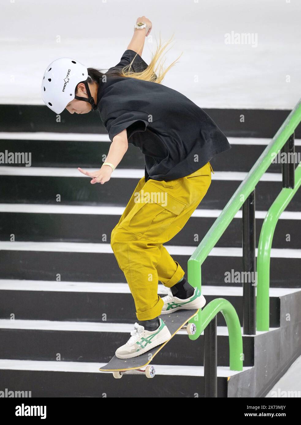 Rizu Akama aus Japan tritt am 17. Mai 2024 in Shanghai in der Vorrunde des Street Skateboardens der Frauen während der Olympischen Qualifikationsserie in Paris an. (Kyodo)==Kyodo Photo via Credit: Newscom/Alamy Live News Stockfoto