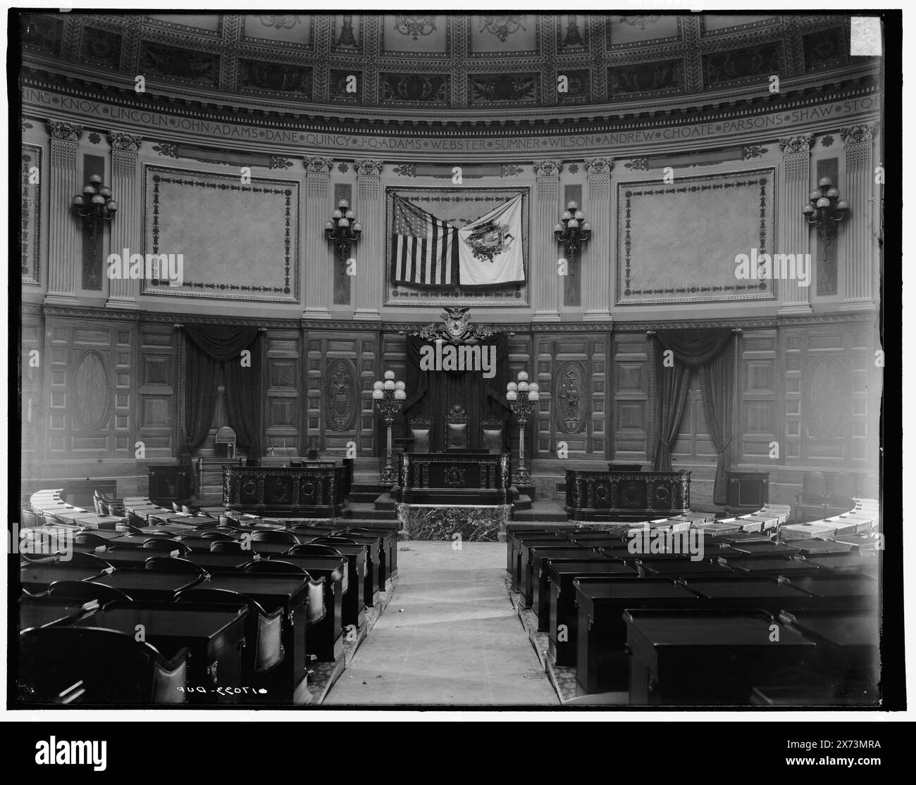 Repräsentantenhaus, State House, Boston, Mass., entsprechende Glastransparenz (mit demselben Seriencode) auf Videobildschirm 1A-30015., '1896 B' und 'dup' auf negativ., Detroit Publishing Co.-Nr. 017033., Geschenk; State Historical Society of Colorado; 1949, Massachusetts State House (Boston, Mass.), Capitols. , Innenräume. , Usa, Massachusetts, Boston. Stockfoto