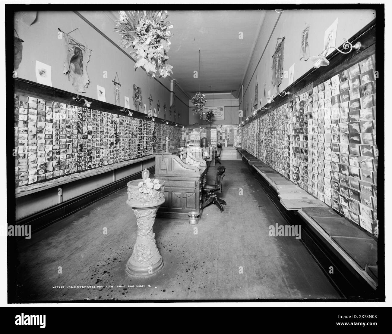 Jas. K. Stewart's Postkartenladen, Cincinnati, Ohio, 'G 4307' auf negativ. Detroit Publishing Co.-Nr. 062773., Geschenk; State Historical Society of Colorado; 1949, Stewart, James K., Geschäfte & Geschäfte. , Postkarten. , Innenräume. , Usa, Ohio, Cincinnati. Stockfoto