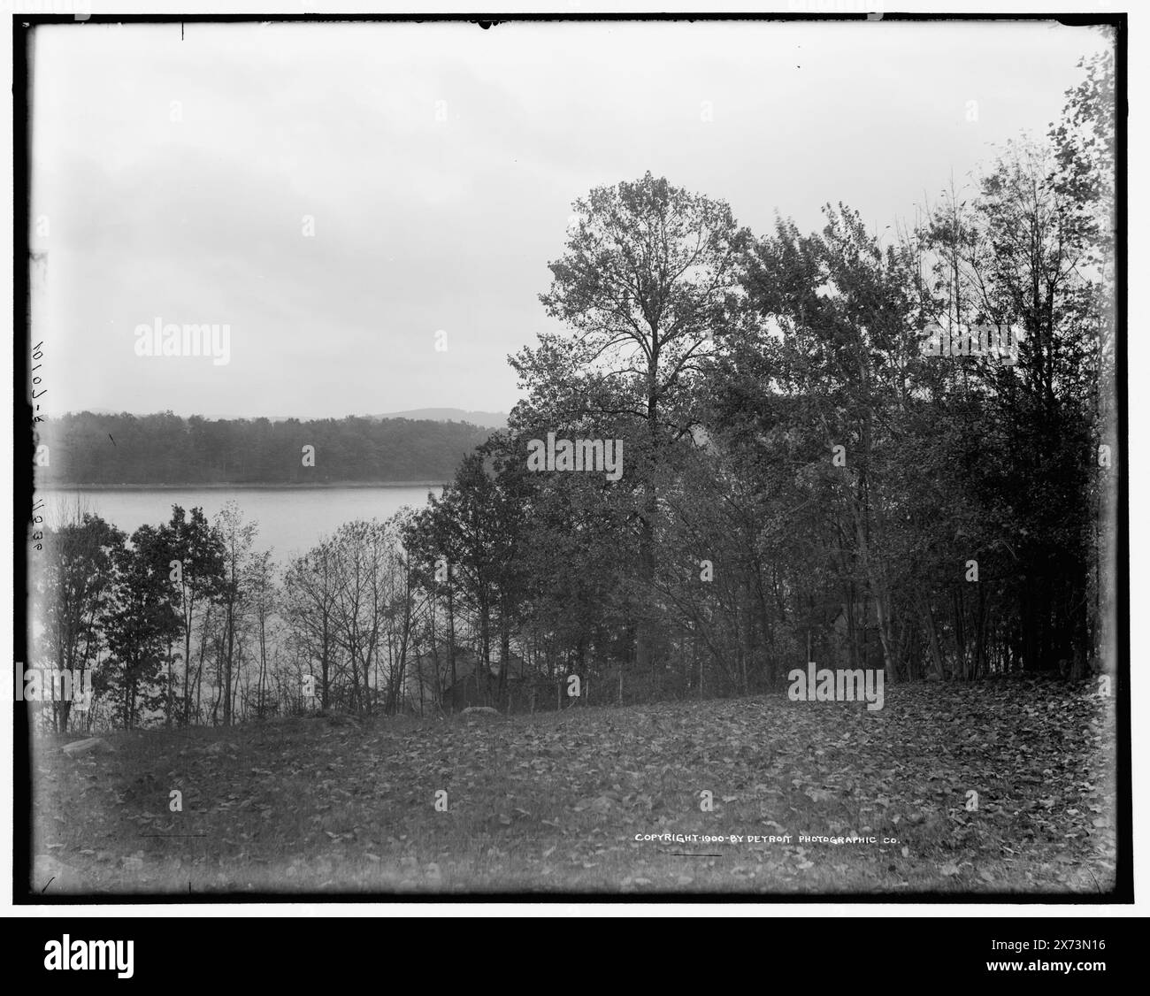 Lake Hopatcong, N.J., von Pleasant Point, zwei negative und eine Transparenz bilden ein dreiteiliges Panorama. Detroit Publishing Co. Nrn. 010107 und 011536., Gift; State Historical Society of Colorado; 1949, Lakes & Ponds. , Usa, New Jersey, Hopatcong, Lake. Stockfoto