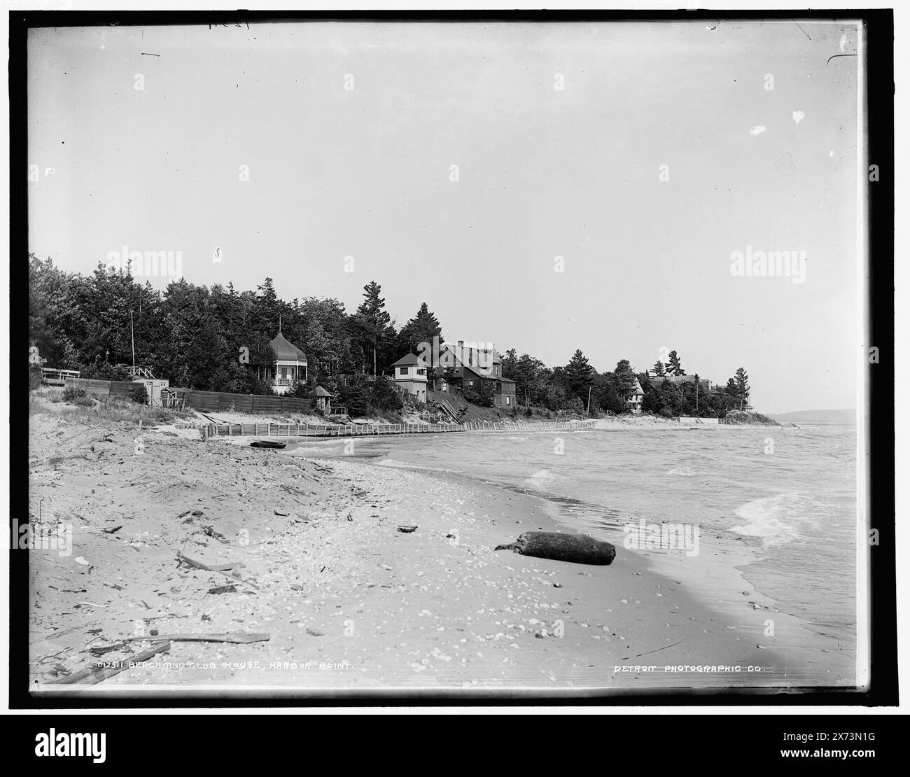 Beach and Clubhaus, Harbor Point, Datum basierend auf Detroit, Katalog J (1901)., entsprechende Glastransparenz (gleicher Seriencode) verfügbar auf Videobild 1A-29399., Detroit Publishing Co.-Nr. 012311., Geschenk; State Historical Society of Colorado; 1949, Clubhäuser. , Strände. , Usa, Michigan, Harbor Springs. , Usa, Michigan, Lake. Stockfoto