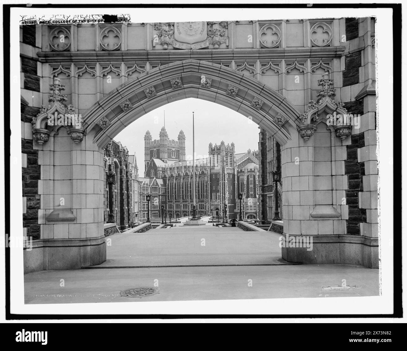 Gate, College of the City of New York City College, City University of New York, Detroit Publishing Co. No 071387., Geschenk; State Historical Society of Colorado; 1949, Universities & Colleges. , Bildungseinrichtungen. , Gates. , Usa, New York (Bundesstaat), New York. Stockfoto