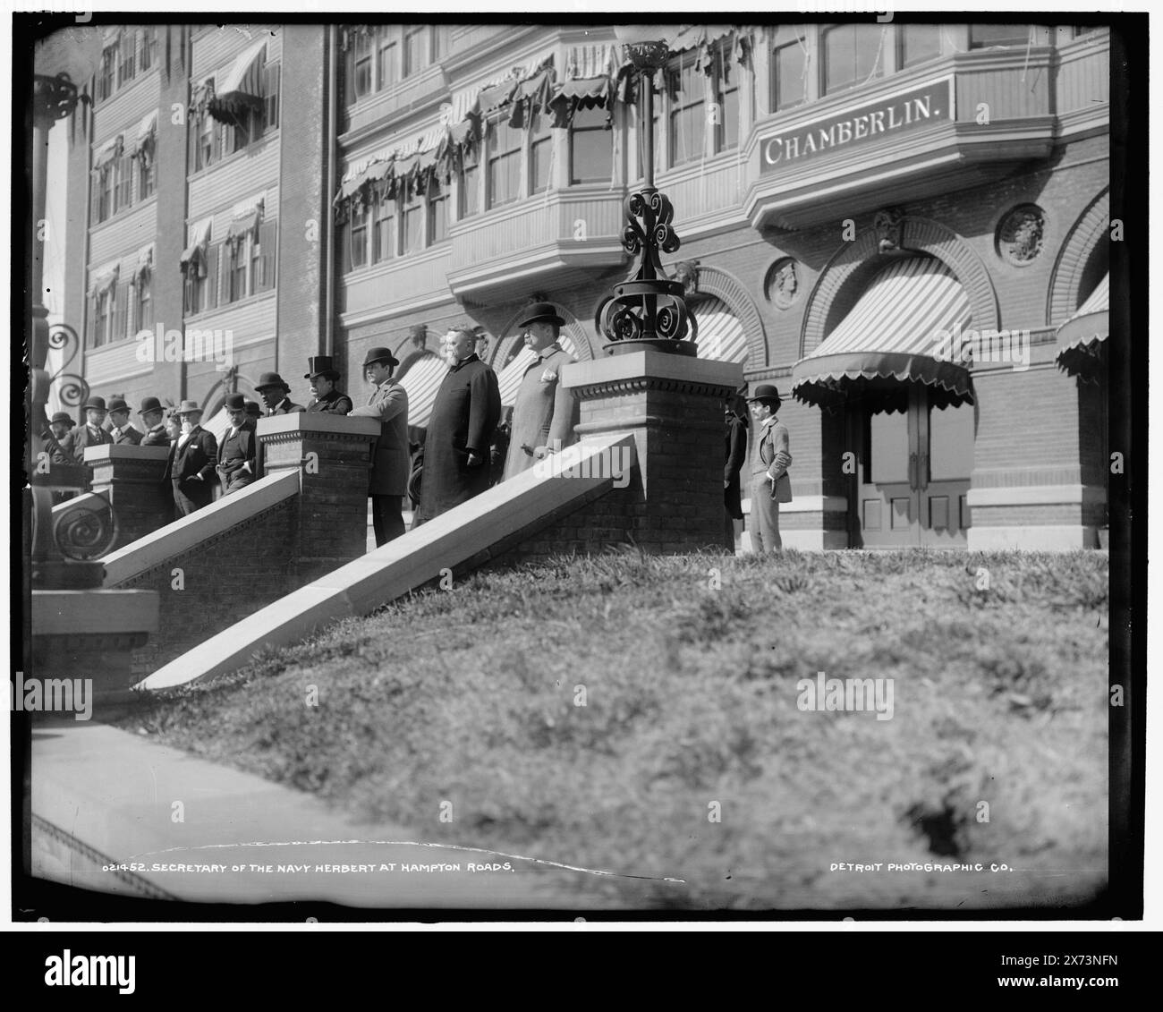 Marineminister Herbert bei Hampton Roads, gelistet in Detroit, Catalogue J (1901)., Hotel Chamberlin im Hintergrund., '3' und '522' auf negativ., Detroit Publishing Co.-Nr. 021452., Geschenk; State Historical Society of Colorado; 1949, Herbert, Hilary Abner, 1834-1919. , United States., Navy. , Kabinettsbeamte, USA. , Hotels. Usa, Virginia, Old Point Comfort. Stockfoto