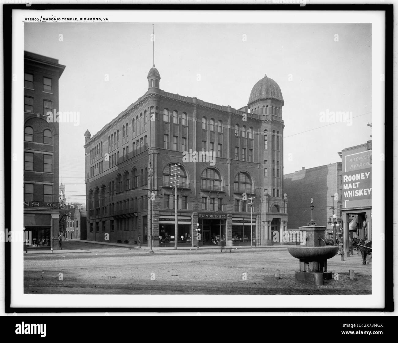 Masonic Temple, Richmond, Virginia, „Ryan, Smith & Co.“ über dem Eingang. Detroit Publishing Co.-Nr. 072503., Gift; State Historical Society of Colorado; 1949, Organizations' Facilities. , Brüderliche Organisationen. , Usa, Virginia, Richmond. Stockfoto