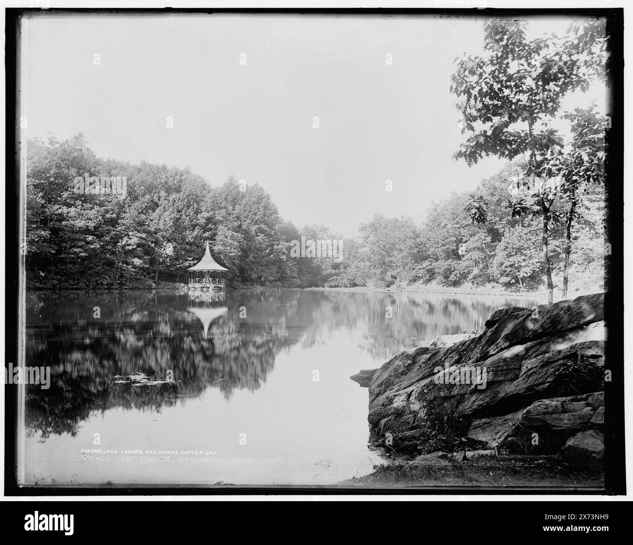Lake Lenape, Delaware Water Gap, entsprechende Glastransparenz (gleicher Seriencode) verfügbar auf Videodisc Frame 1A-29389., Detroit Publishing Co.-Nr. 012208., Gift; State Historical Society of Colorado; 1949, Lakes & Ponds. , Pavillons. Usa, Pennsylvania, Lenape, Lake. , Usa, Pennsylvania, Delaware Water Gap. Stockfoto