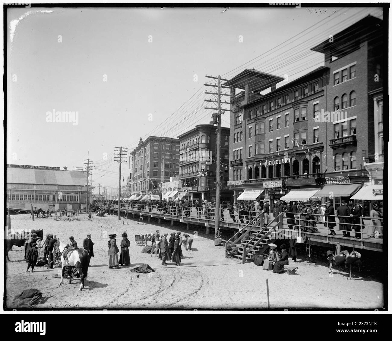 Savoy Theatre, Schlitz & Young's Hotels, Atlantic City, N.J., Titel aus Jacke., Young's Hotel Not visible., 'G 8156' auf negativ., Detroit Publishing Co.-Nr. 500751., Geschenk; State Historical Society of Colorado; 1949, Beaches. , Promenade. , Geschäftsstraßen. Usa, New Jersey, Atlantic City. Stockfoto