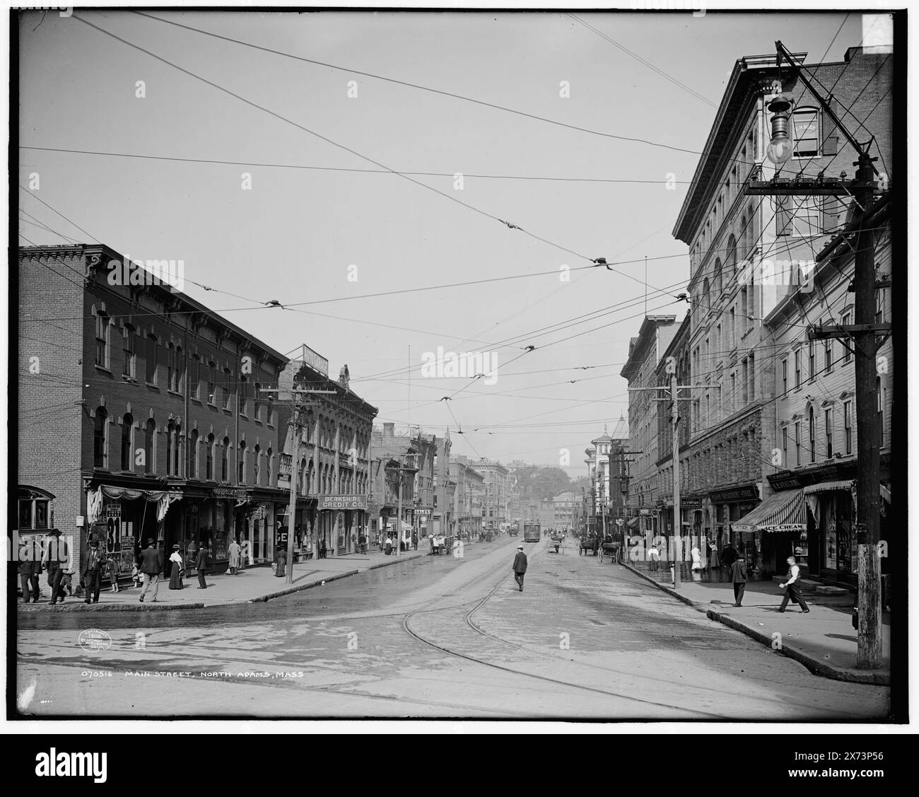 Main Street, North Adams, Mass., '4201' auf negativ. Detroit Publishing Co.-Nr. 070516., Geschenk; State Historical Society of Colorado; 1949, Streets. , Kommerzielle Einrichtungen. , Usa, Massachusetts, North Adams. Stockfoto