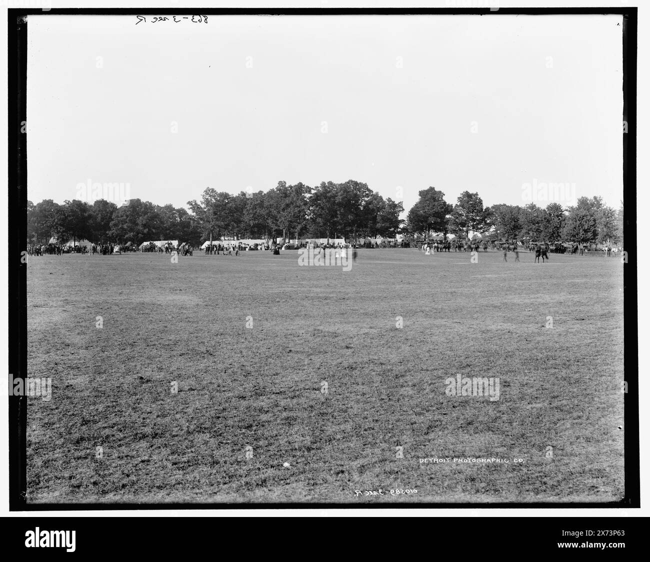 Lager der Illinois National Guard, Camp Lincoln, Springfield, Illinois, Videobilder sind nicht sequenziell; die tatsächliche Reihenfolge von links nach rechts ist 1A-06312, 06311, 06310., Datum basiert auf Detroit, Katalog J Beilage (1901-1906)., 861-3 Sek. L' links negativ; '862-3 Sek. C' auf Mitte negativ; '863-3 Sek. R' rechts negativ. Detroit Publishing Co.-Nr. 010589., Geschenk; State Historical Society of Colorado; 1949, Illinois., National Guard. , Militärlager. , Usa, Illinois, Springfield. Stockfoto