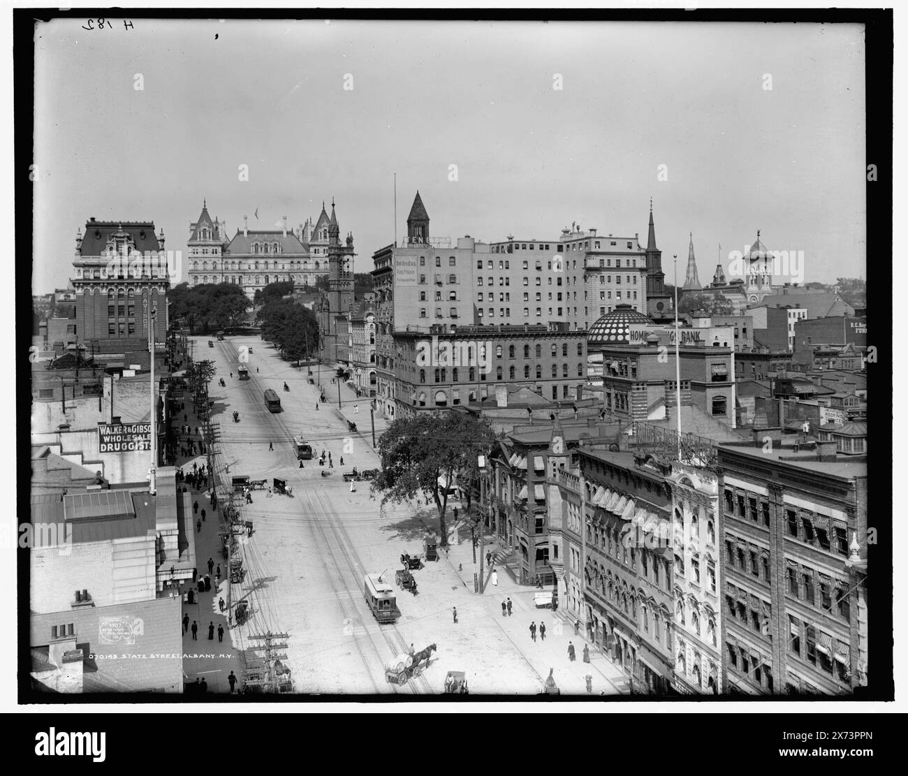 State Street, Albany, N.Y., State Capitol in Background., 'H 182' auf negative., Detroit Publishing Co. No. 070143., Geschenk; State Historical Society of Colorado; 1949, Streets. , Kommerzielle Einrichtungen. , Vereinigte Staaten, New York (Bundesstaat), Albany. Stockfoto