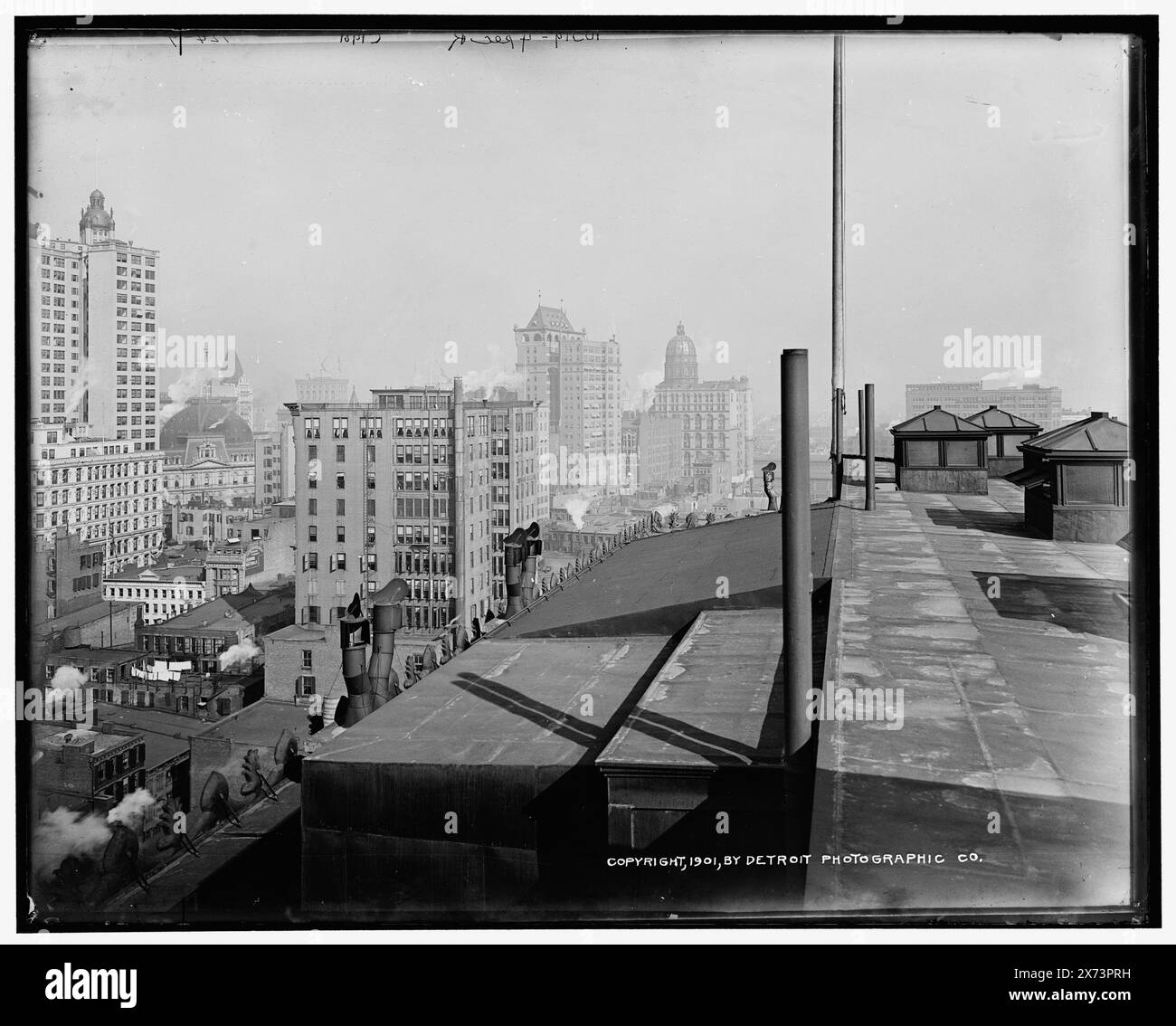 New Yorks Geschäftsviertel vom Woodbridge Building, Videobilder sind nicht sequenziell; die tatsächliche Reihenfolge von links nach rechts ist 1A- 06201, 06200, 06199, 06198., '124-9' auf negativ. Detroit Publishing Co.-Nr. 010519., Geschenk; State Historical Society of Colorado; 1949, Bürogebäude. , Dächer. , Usa, New York (Bundesstaat), New York. Stockfoto