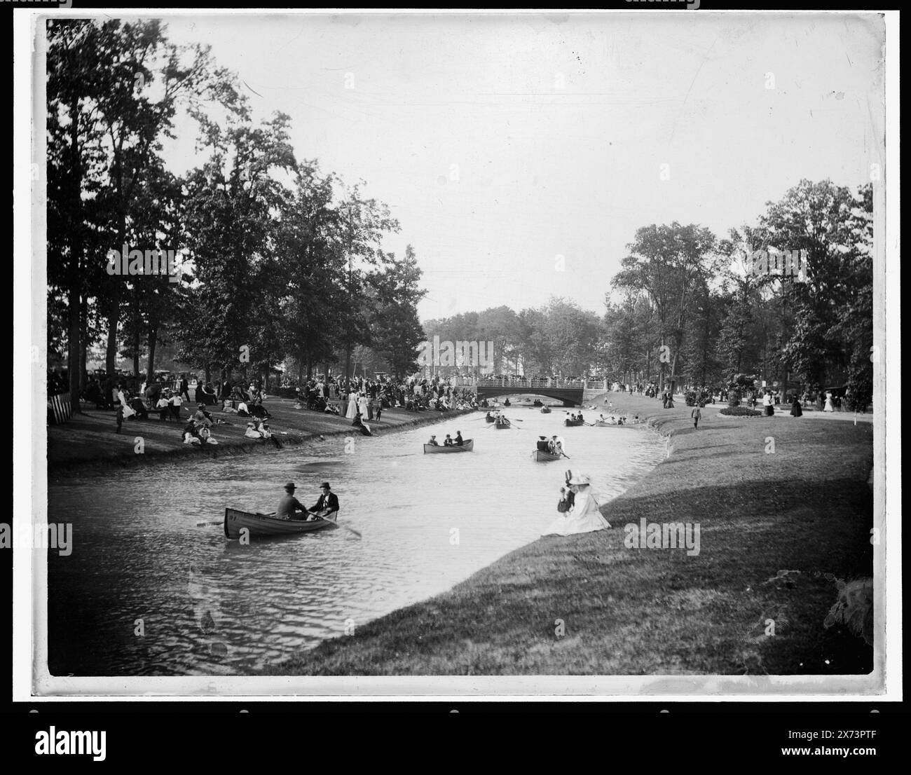 Grand Canal, Belle Isle, Datum basierend auf Detroit, Katalog F (1899)., entsprechende Glastransparenz (gleicher Seriencode) verfügbar auf Videobildschirm 1A-28813., Detroit Publishing Co.-Nr. 03759., Geschenk; State Historical Society of Colorado; 1949, Parks. , Kanäle. , Ruderboote. , Usa, Michigan, Detroit. Stockfoto