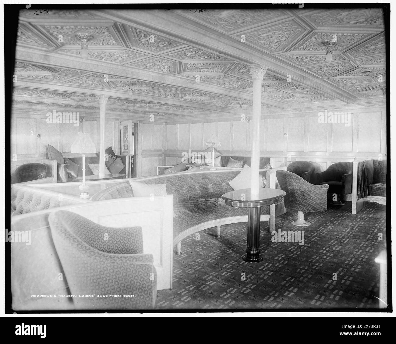 S.S. Dakota, Damenempfangsraum, '423' auf negativ, Detroit Publishing Co.-Nr. 022206., Geschenk; State Historical Society of Colorado; 1949, Dakota (Dampfschiff), Schiffe. , Salons. Stockfoto