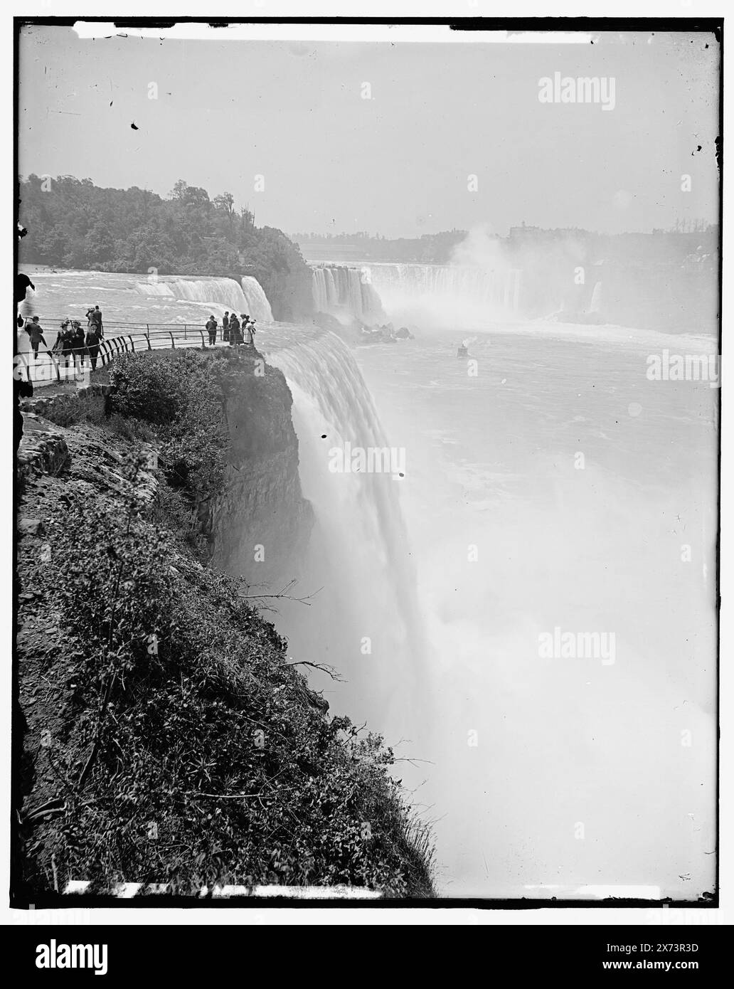 Niagara Falls, New York, aus Prospect Point, Titel aus Jacke, 'G 7207' auf negativ, Detroit Publishing Co.-Nr. 039857; entwickelt von Cataloger., Geschenk; State Historical Society of Colorado; 1949, Waterfalls. , Cliffs. , Usa, New York (Bundesstaat), Niagarafälle. Kanada, Ontario, Niagarafälle. , Usa, New York (Bundesstaat), Prospect Point. Stockfoto