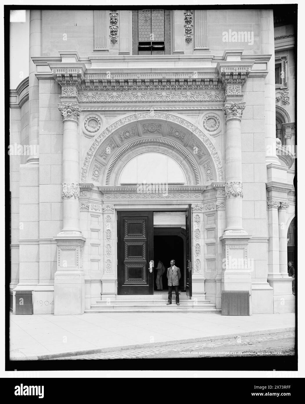 Haupteingang, Christian Science Church, Boston, Mass., Datum basierend auf Detroit, Katalog P (1906)., '3370 B' auf negativ., Detroit Publishing Co.-Nr. 019629., Geschenk; State Historical Society of Colorado; 1949, christliche Wissenschaftskirchen. , Türen und Türöffnungen. , Usa, Massachusetts, Boston. Stockfoto