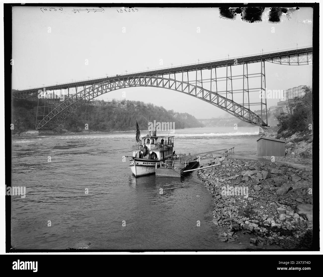 International (Upper Steel Arch) Bridge von unten, Niagarafälle, Titel aus Jacke., 'G 5647' auf negativ. Detroit Publishing Co.-Nr. 036831., Geschenk; State Historical Society of Colorado; 1949, Maid of the Mist (Steamboat), Bridges. , Flüsse. , Dampfboote. , Usa, New York (Bundesstaat), Niagara River. Kanada, Ontario, Niagara River. Stockfoto
