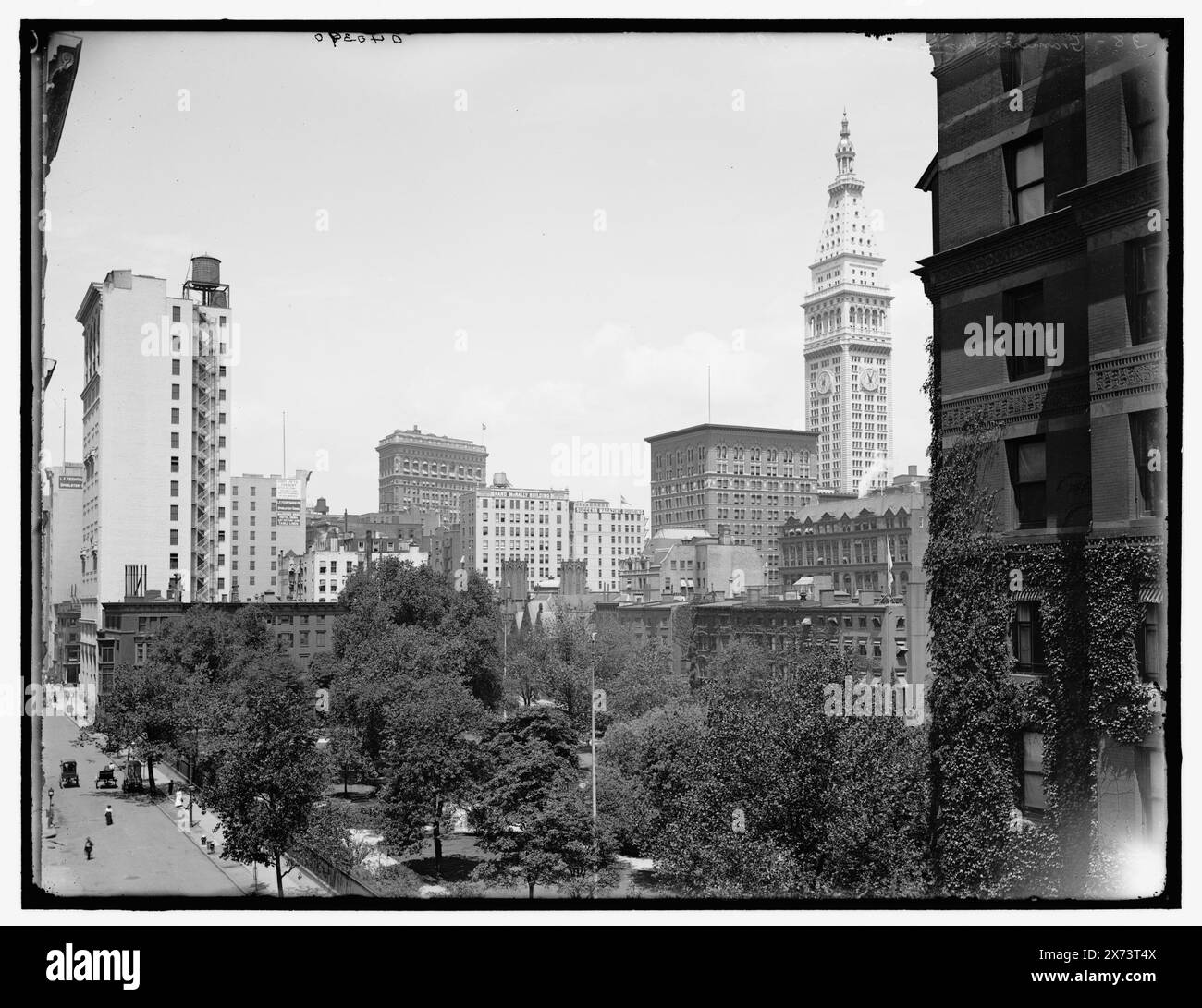 Gramercy Park, N.Y., neuneteenth Street & Irving Place, Titel aus Jacke., Metropolitan Life Insurance Building rechts., '38' auf negativ., Detroit Publishing Co.-Nr. 040340., Geschenk; State Historical Society of Colorado; 1949, Parks. , Kommerzielle Einrichtungen. , Usa, New York (Bundesstaat), New York. Stockfoto
