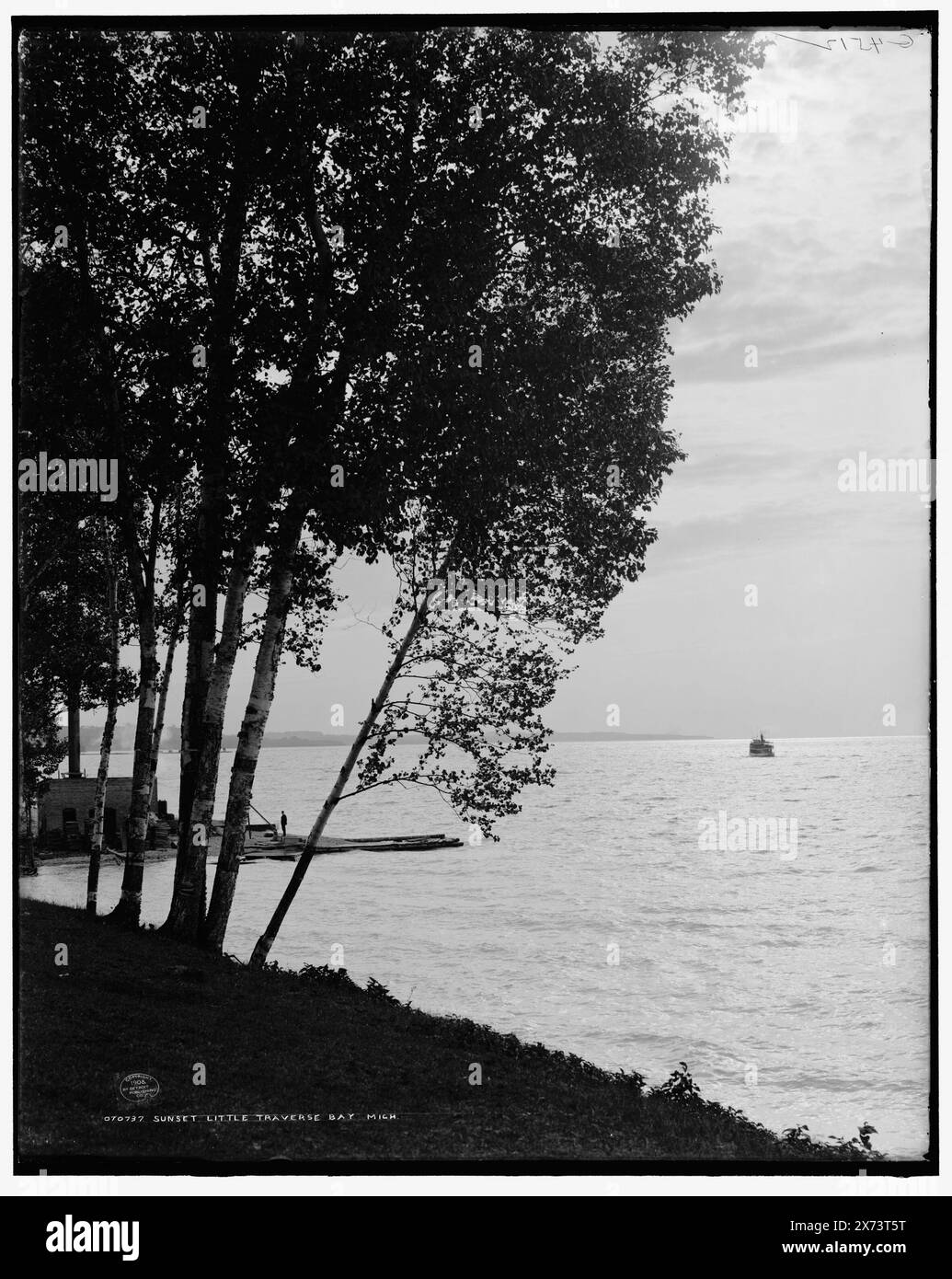 Sunset, Little Traverse Bay, mich, G 4512 auf negativ, Detroit Publishing Co.-Nr. 070737., Geschenk; State Historical Society of Colorado; 1949, Sonnenaufgänge und Sonnenuntergänge. , Uferpromenade. Usa, Michigan, Little Traverse Bay. Stockfoto