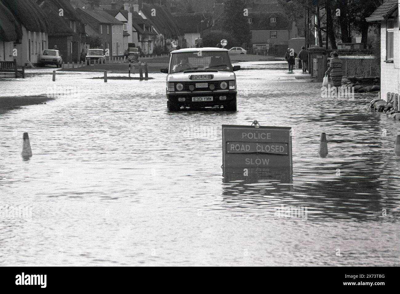 Ein Range Rover-Fahrzeug der Polizei, das 1990 während der Überschwemmungen im Dorf Downton bei Salisbury Wiltshire im Einsatz war. Stockfoto