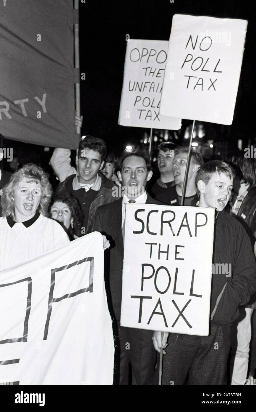 Demonstrationen gegen die Steuer vor der Ratstagung in der Guildhall von Salisbury. November 1989. Stockfoto