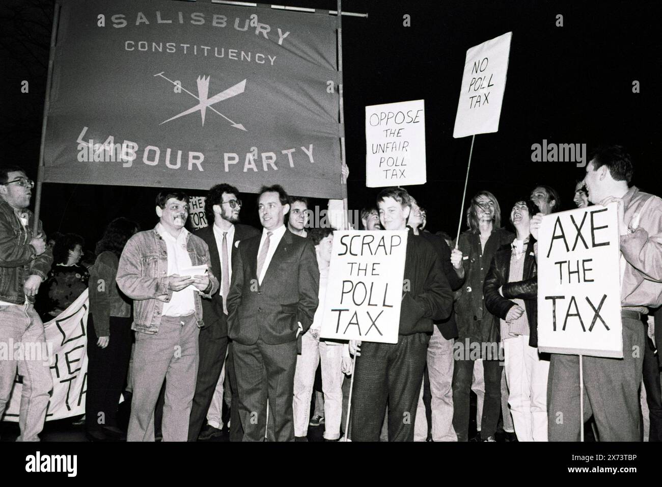 Demonstrationen gegen die Steuer vor der Ratstagung in der Guildhall von Salisbury. November 1989. Stockfoto