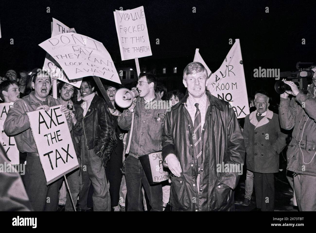 Demonstrationen gegen die Steuer vor der Ratstagung in der Guildhall von Salisbury. November 1989. Stockfoto