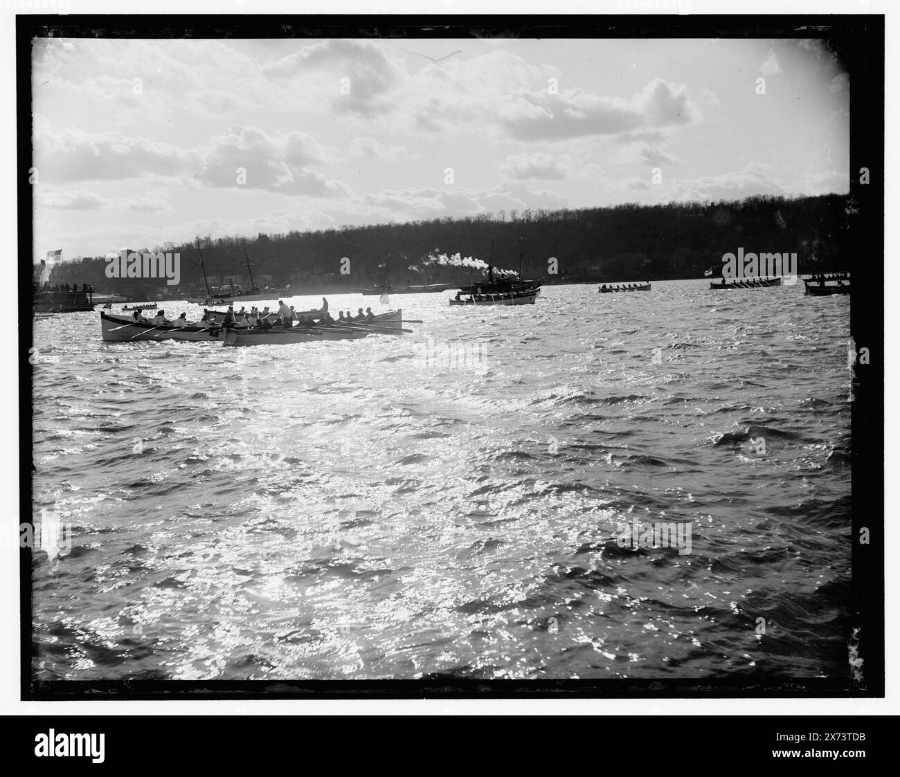 Vor dem Bootsrennen, Columbian Naval Review, Titel aus Jacke., '1501' auf negativ. Detroit Publishing Co.-Nr. 32402., Gift; State Historical Society of Colorado; 1949, Columbian Naval Review, 1893. , Regattas. , Ruderboote. , Usa, New York (Bundesstaat), Hudson River. Stockfoto