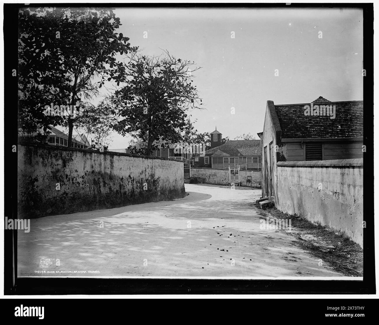 Duke St., Nassau, Bahama Islands, Detroit Publishing Co.-Nr. 019724., Gift; State Historical Society of Colorado; 1949, Residence Streets. , Wohnungen. , Bahamas, Nassau. Stockfoto