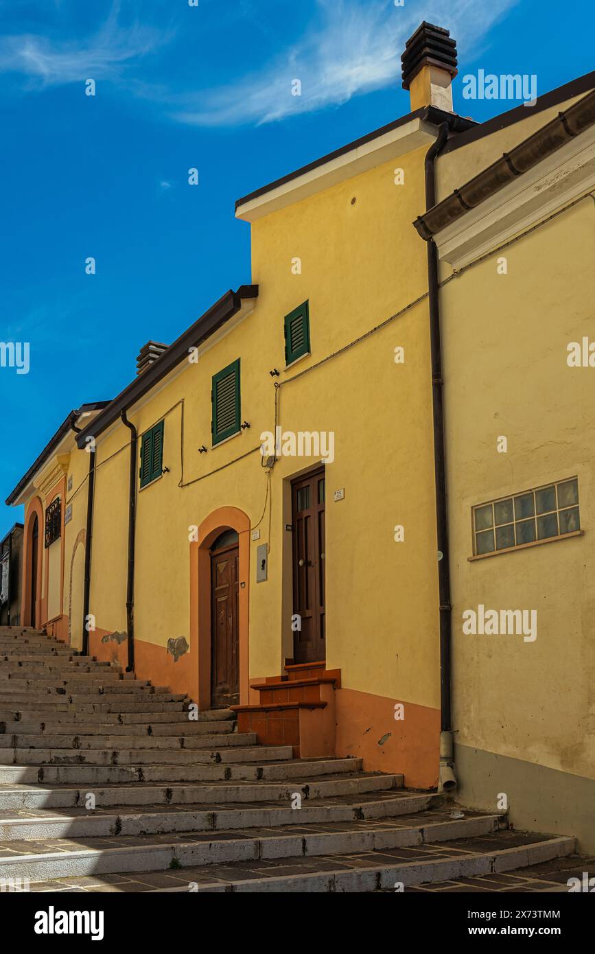 Einblicke in die Architektur und die Gassen des Bergdorfes Casoli. Casoli, Provinz Chieti, Abruzzen, Italien, Europa Stockfoto