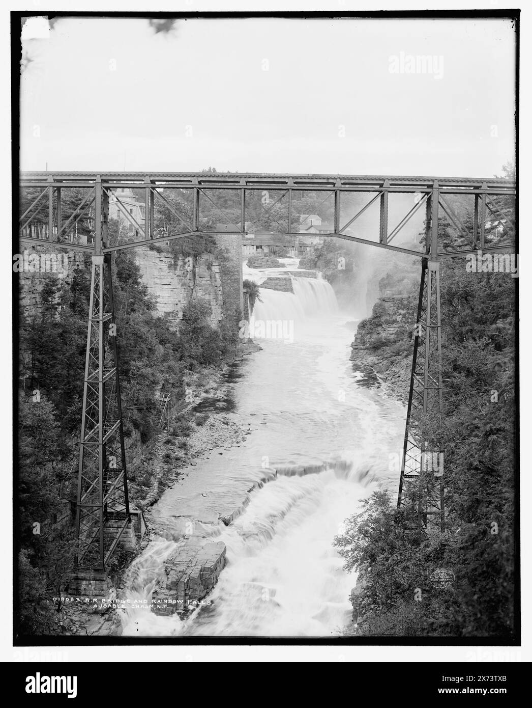 R.R. Bridge and Rainbow Falls, Ausable Chasm, N.Y., entsprechende Glastransparenz (mit demselben Seriencode) verfügbar auf Videobildschirm 1A-30253., '2454 B' auf negativ., Detroit Publishing Co.-Nr. 018083., Geschenk; State Historical Society of Colorado; 1949, Railroad Bridges. , Wasserfälle. , Canyons. , Usa, New York (Bundesstaat), Ausable River. Stockfoto