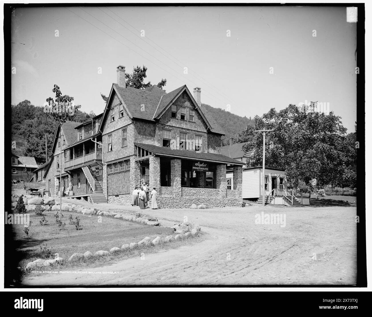 Laden und Postamt, Silver Bay, Lake George, New York, '3545' auf negativ. Detroit Publishing Co.-Nr. 019772., Geschenk; State Historical Society of Colorado; 1949, General Stores. , Postämter. , Usa, New York (Bundesstaat), Silver Bay. Stockfoto