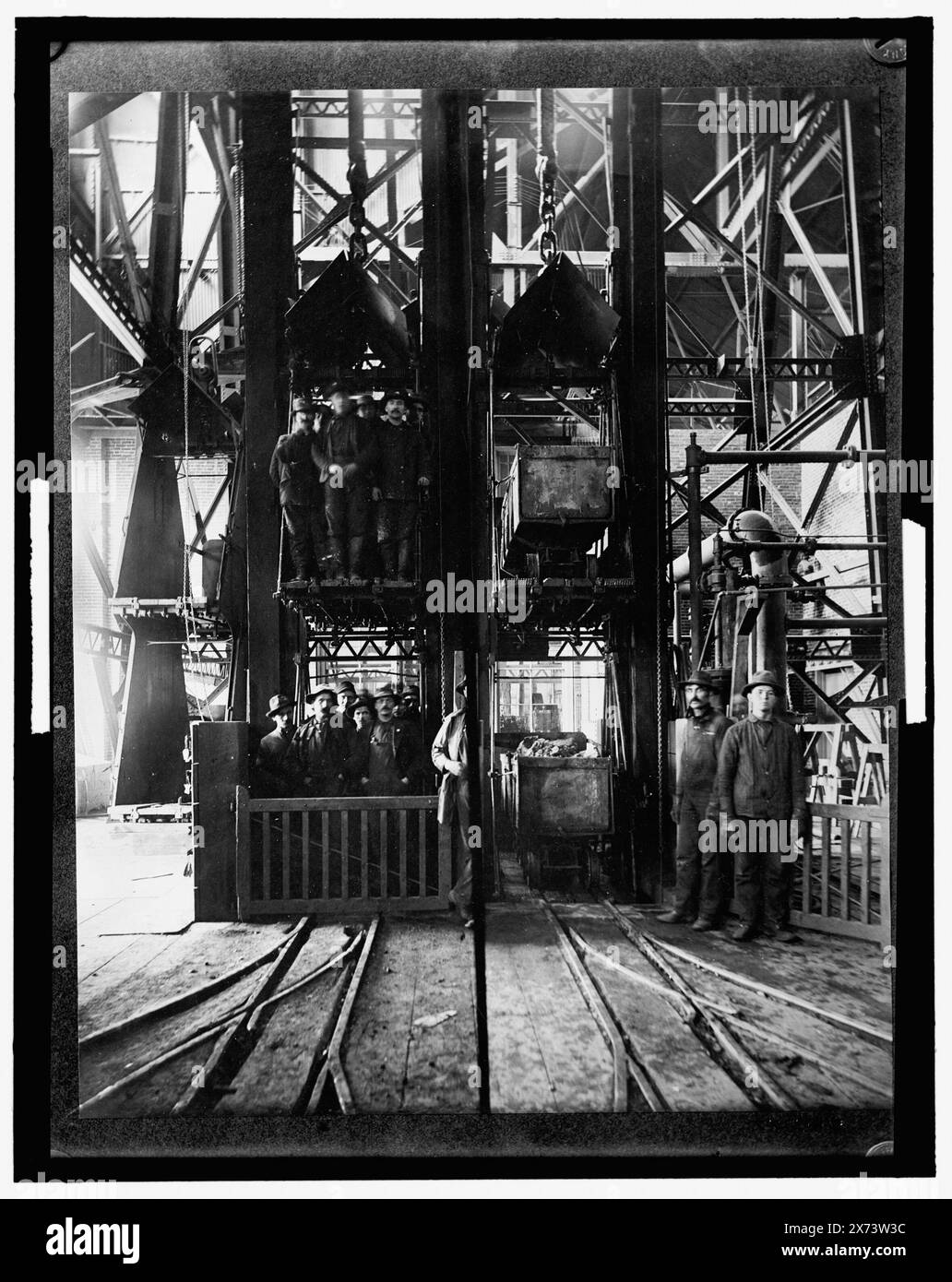 Heisting Oz & Loading Miners, Lead Homestake Mine, Titel von Jackett, Detroit Publishing Co.-Nr. 043177., Geschenk; State Historical Society of Colorado; 1949, Hebemaschinen. , Bleibergbau. , Innenräume. Stockfoto