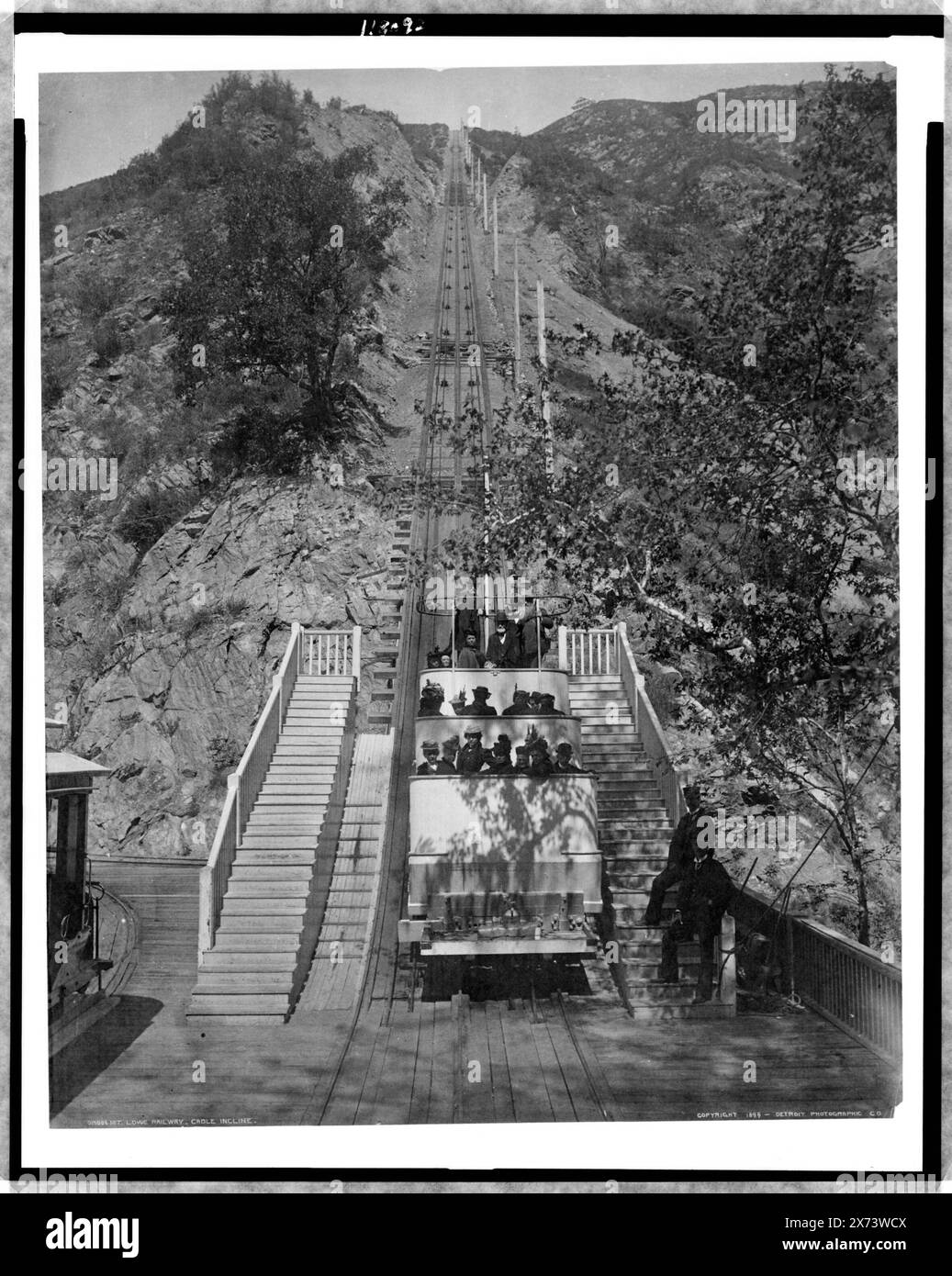 Mt. Lowe Railway, Cable Inline, "Detroit Photographic Co.", aufgeführt in Detroit, Katalog F (1899), Copyright-Ablagenummer 61201., Detroit Publishing Co.-Nr. 015006., Urheberrechtshinterlegung. State Historical Society of Colorado; 1949, Mount Lowe Railway. , Geneigte Eisenbahnen. , Berge. , Usa, Kalifornien, Los Angeles County, Lowe, Montieren. Stockfoto