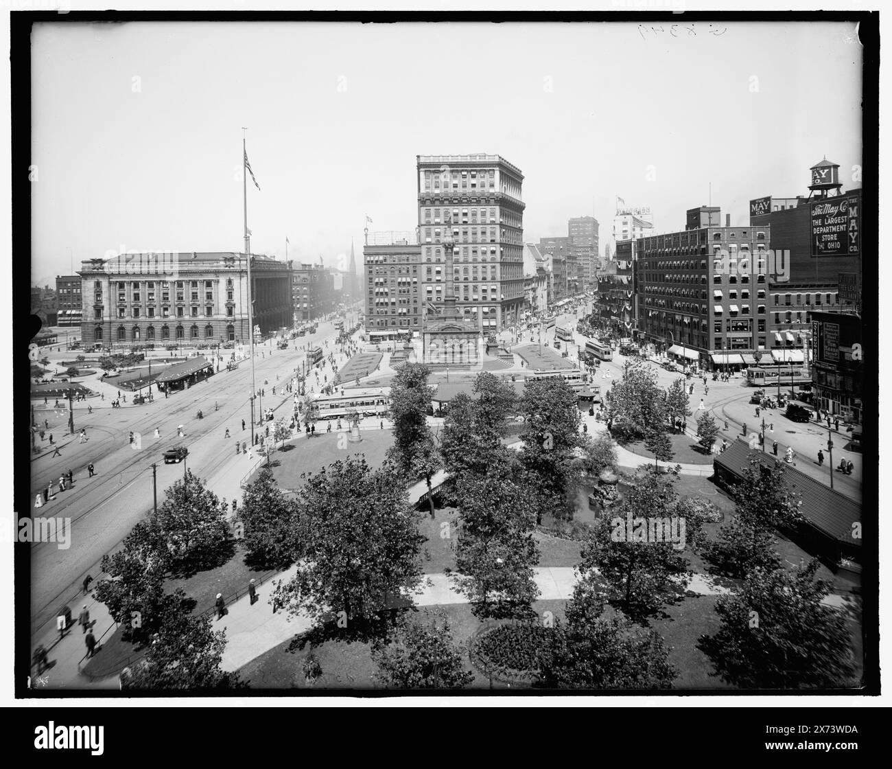 The Public Square, Cleveland, Ohio, Title from Jacket., Soldiers' and Sailors' Monument at Center., 'G 8349' auf negativ. Detroit Publishing Co. No. 500278., Geschenk; State Historical Society of Colorado; 1949, kommerzielle Einrichtungen. , Plazas. , Usa, Ohio, Cleveland. Stockfoto