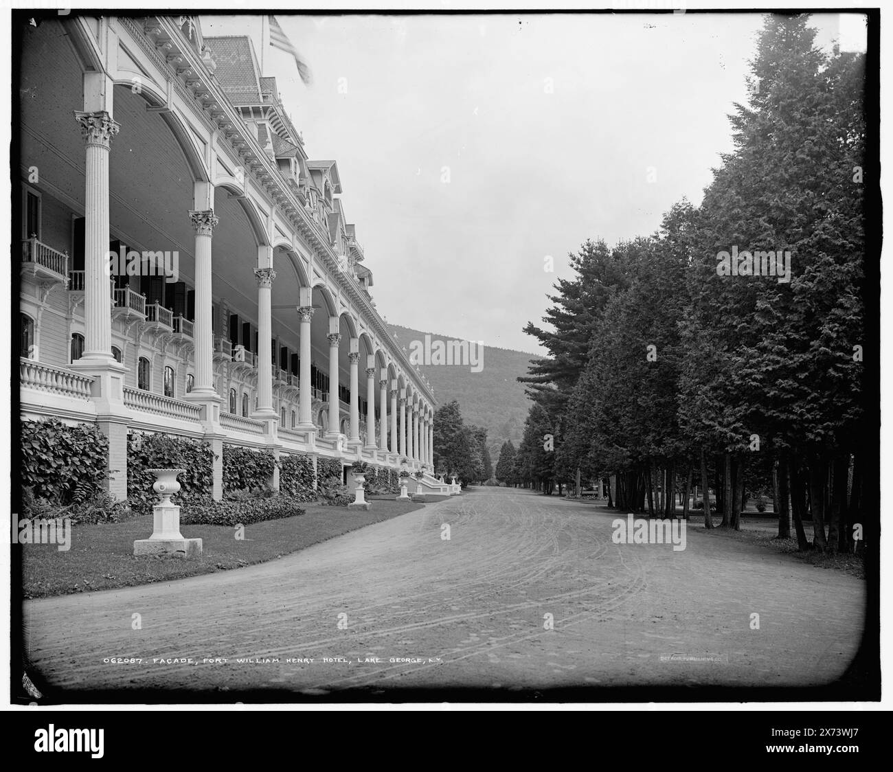 Facade, Fort William Henry Hotel, Lake George, N.Y., '2112' auf negativ. Detroit Publishing Co.-Nr. 062087., Geschenk; State Historical Society of Colorado; 1949, Hotels. , Resorts. , Usa, New York (Bundesstaat), Lake George. Stockfoto