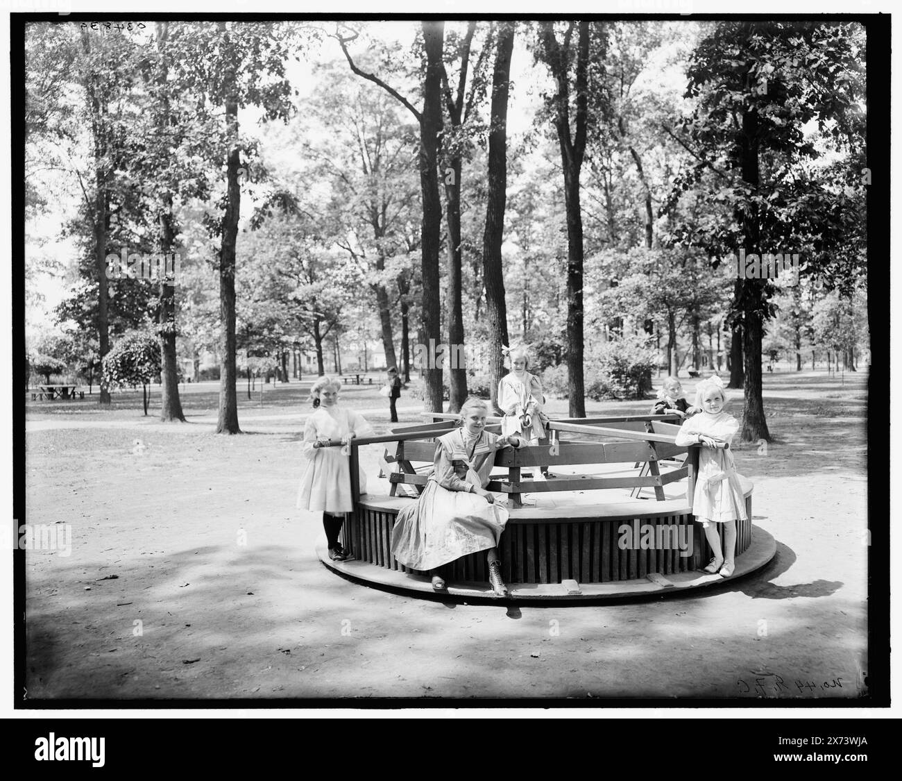 Merry-Go-Round in Clark Park, Detroit, mir. Titel aus Jacke., 'No. 44 G.F.C.' auf negativ. Detroit Publishing Co.-Nr. 034839., Geschenk; State Historical Society of Colorado; 1949, Merry-Go-Rounds. , Parks. , Kinder. , Usa, Michigan, Detroit. Stockfoto